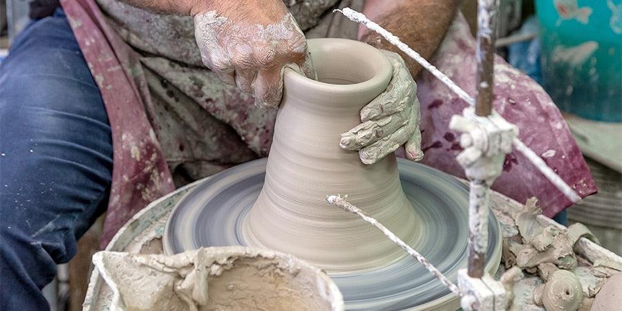 Dalla terra al vaso: come nasce un'opera in ceramica - Moorish Head