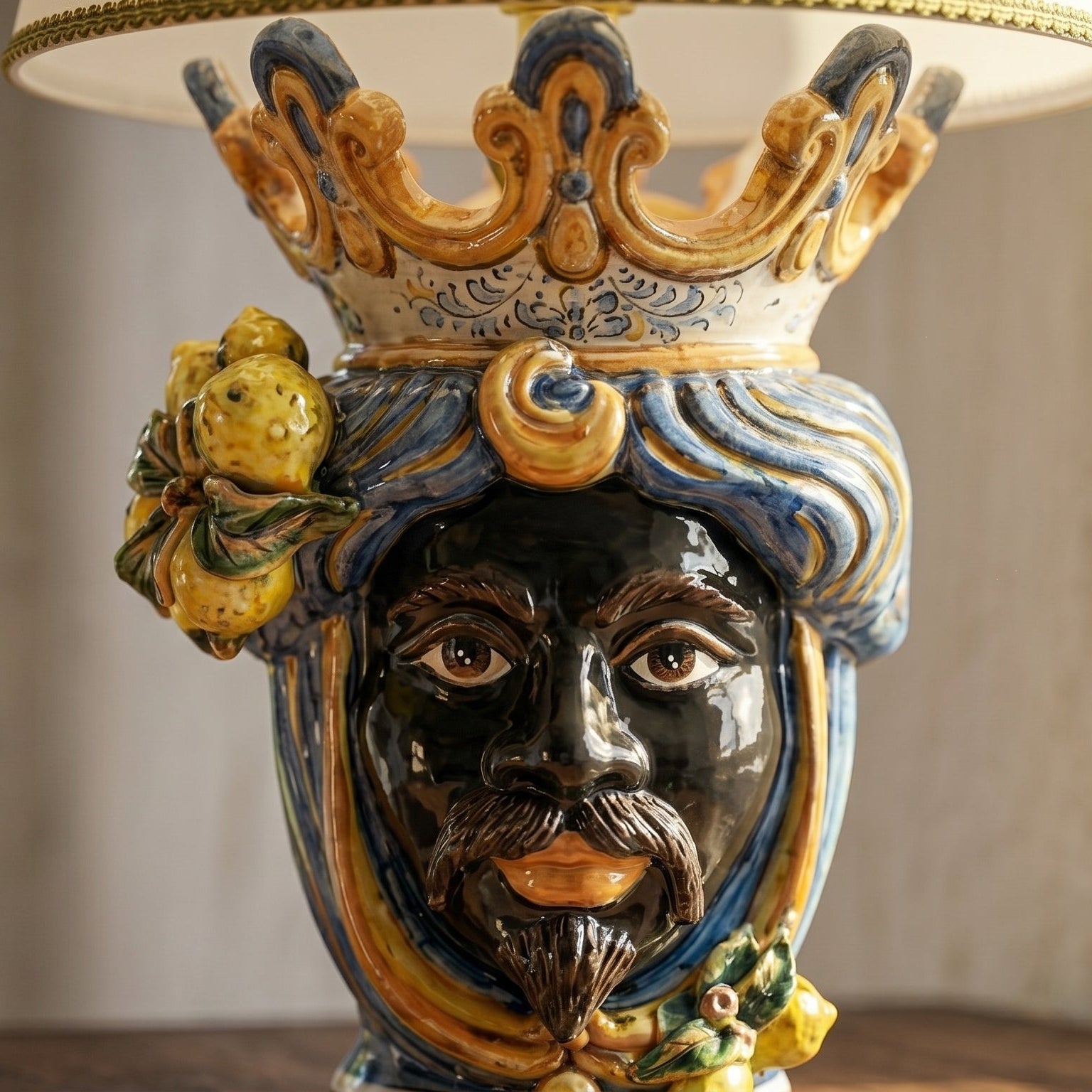 Lampe mit Kopf und Zitronen, H 70 cm (Keramik H 40 cm, Stoffschirm Ø 45 cm) — Dunkelhäutiger Mann, Blau und Orange