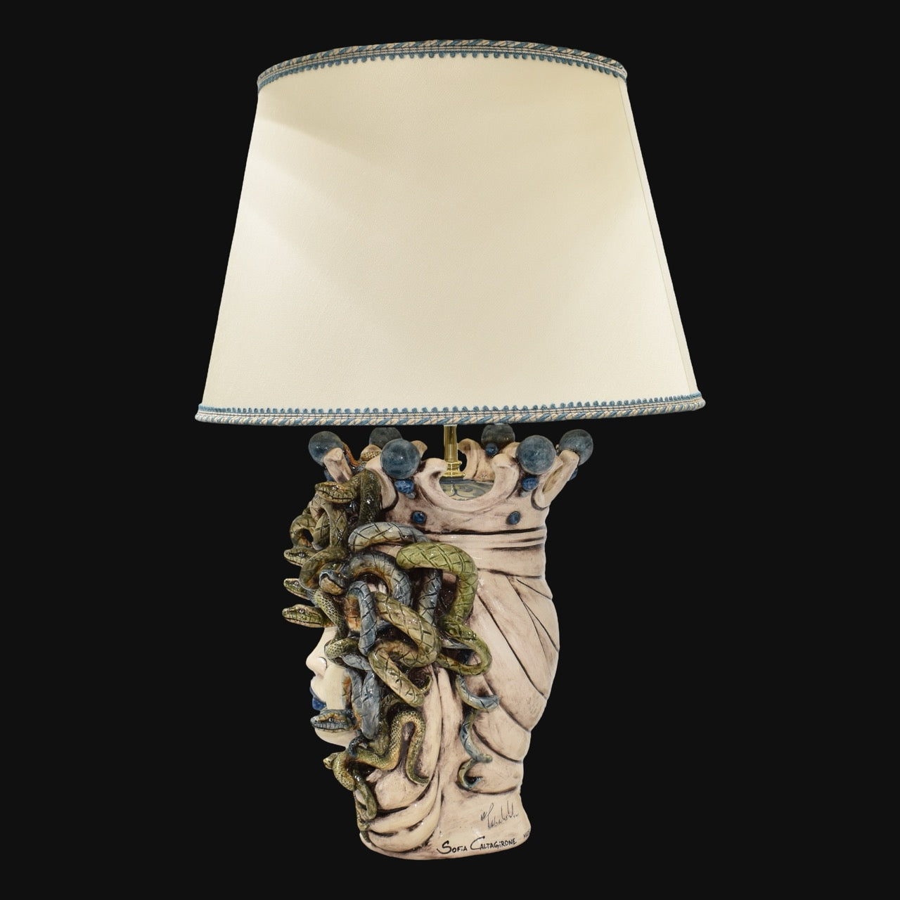 lume-a-testa-medusa-femmina-in-ceramica-di-caltagirone-eleganza-e-mito-ceramiche-di-caltagirone-sofia-8 - Moorish Head