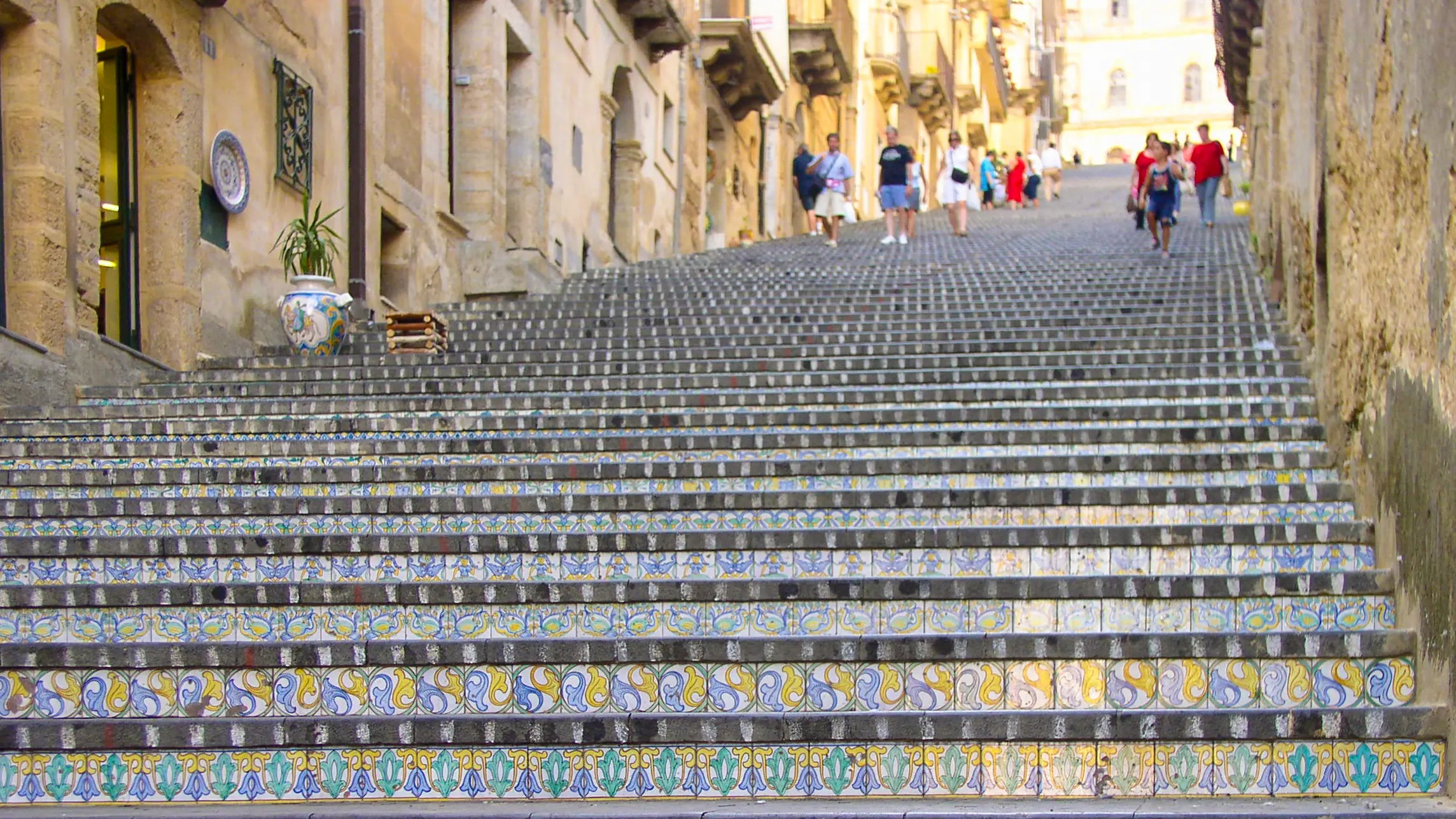 Souvenir siciliani autentici: cosa comprare (e cosa evitare)