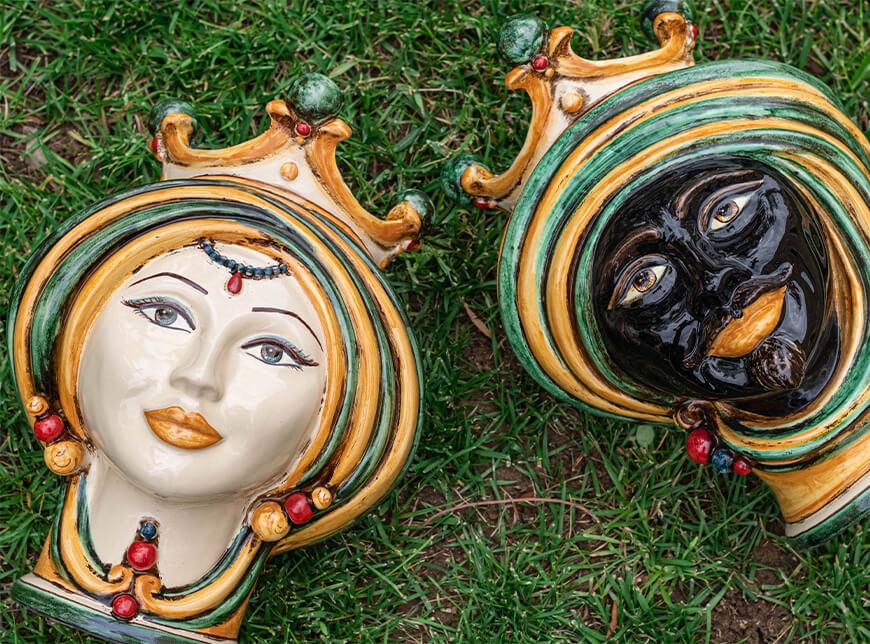 Teste di Moro ceramiche Caltagirone Sofia fatti a mano su prato verde