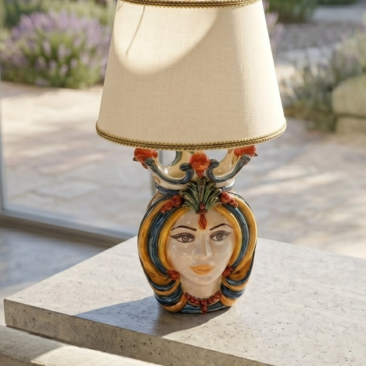 Lampe A Testa H 65 cm (Keramik H 38 cm, Stoffschirm Ø 40 cm) — Weiblich, Blau und Orange