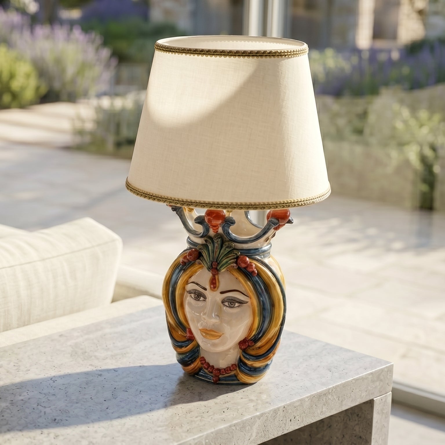 Lampe A Testa H 65 cm (Keramik H 38 cm, Stoffschirm Ø 40 cm) — Weiblich, Blau und Orange