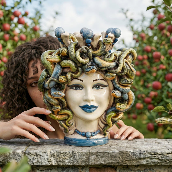 Medusenkopf H 25 cm – mit blauen Perlen | Keramik Caltagirone
