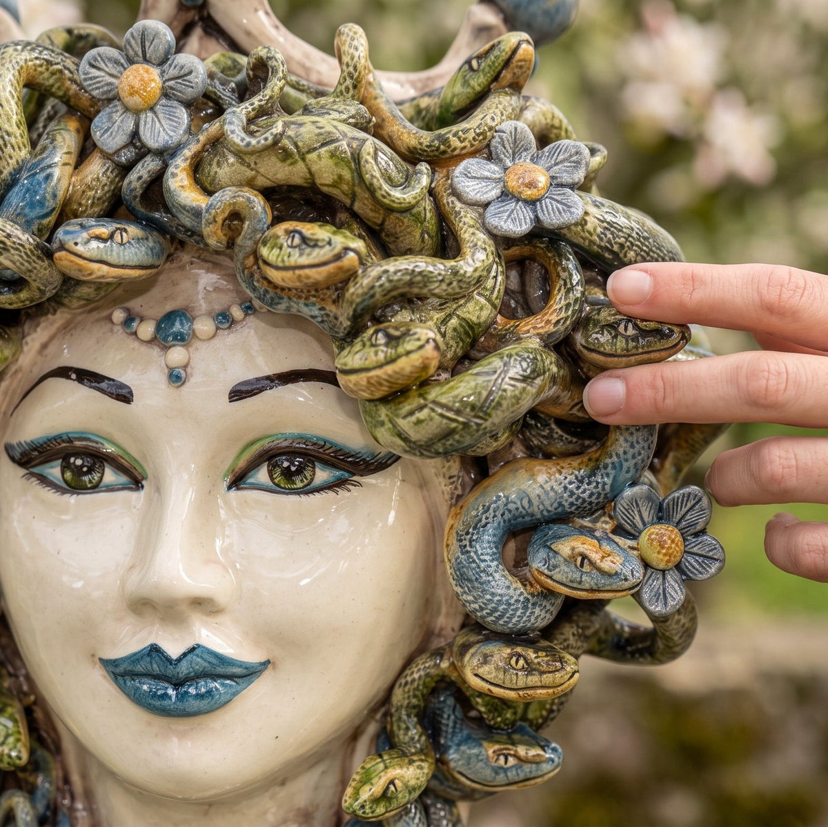 Testa Medusa con fiori h 30 cm - Madreperla Colorato, Mono Blu | Ceramica Caltagirone