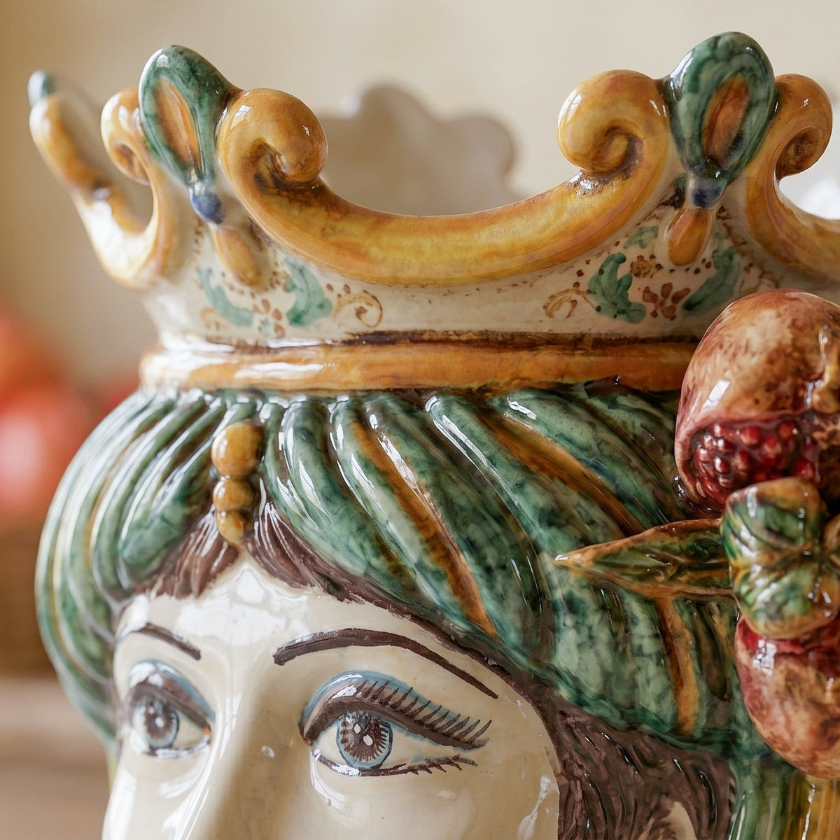 Testa di Moro con Melograni, Donna, Verde e Arancio, corona. Ceramiche Sofia, Caltagirone