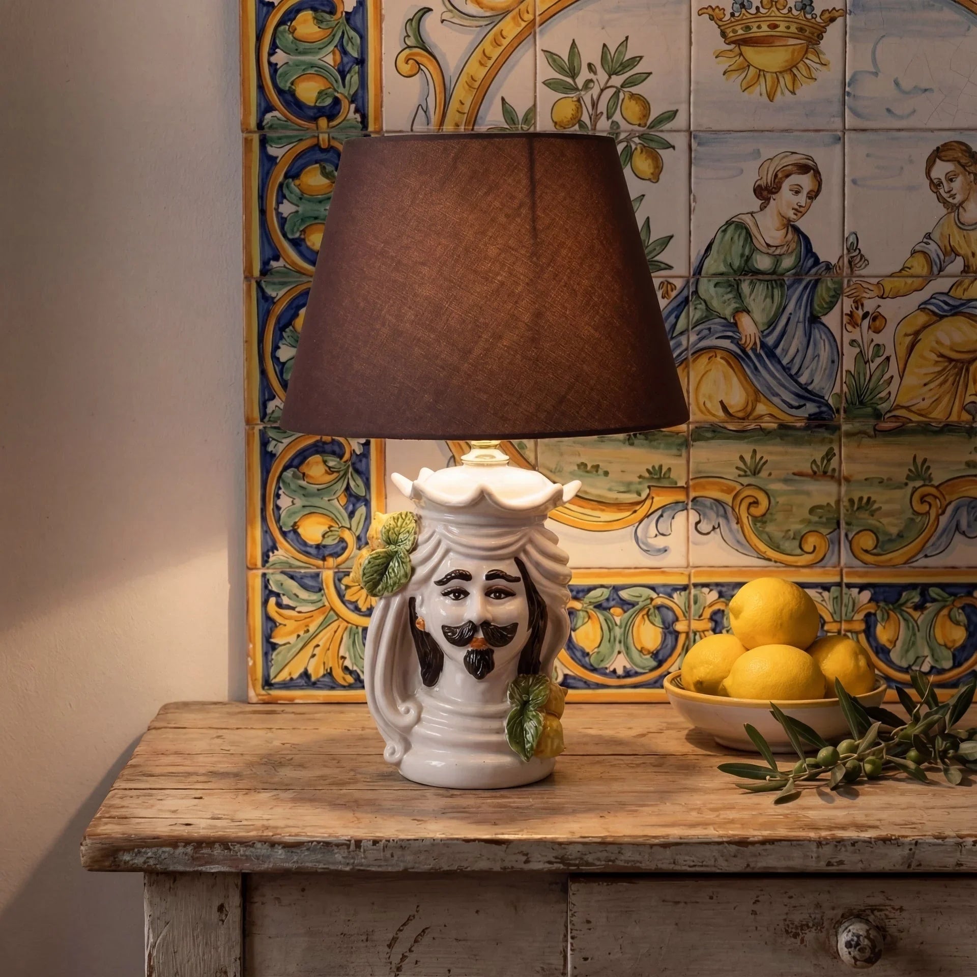 lume-a-testa-di-moro-h-15-cespressione-white-and-lemon-h35-cparalume-o20-ceramiche-di-caltagirone-sofia-1_x1920_5f612fd8-0700-45d8-bf30-17aece72b99e - Moorish Head