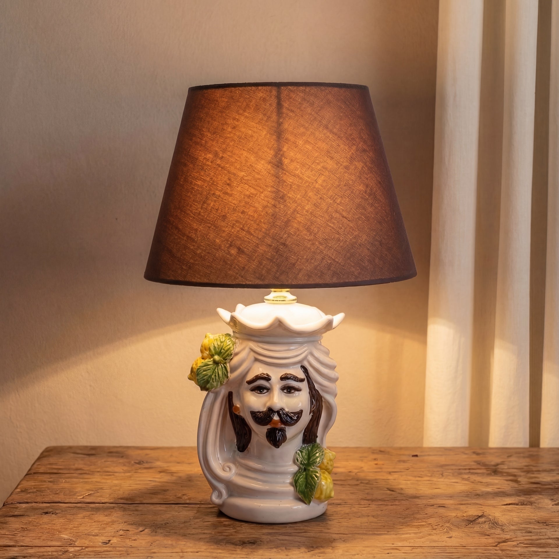 lume-a-testa-di-moro-h-15-cespressione-white-and-lemon-h35-cparalume-o20-ceramiche-di-caltagirone-sofia-2_x1920_f2178a42-038a-4a13-bd81-17e7400e0435 - Moorish Head