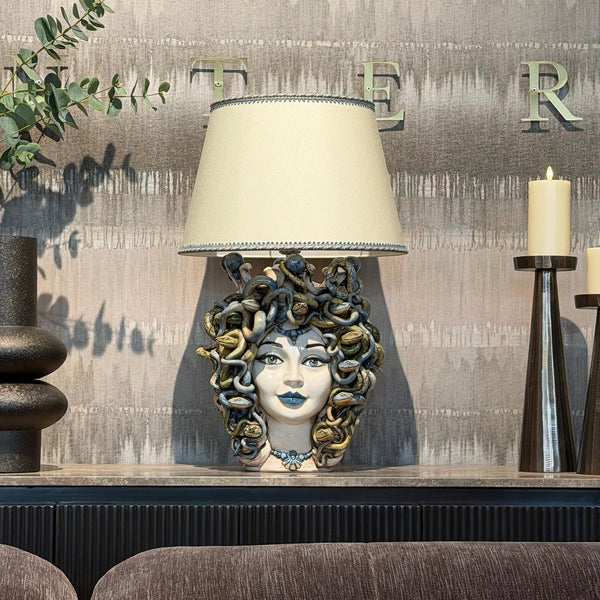 Lume a Testa Medusa h 65 cm (ceramica h 38 cm, Paralume in Tessuto Ø 40 cm) - Femmina