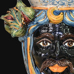 Ceramiche di Caltagirone fatti a mano con volto decorato e dettagli colorati