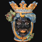 Ceramiche di Caltagirone fatti a mano con maschera nera, corona blu e dettagli colorati
