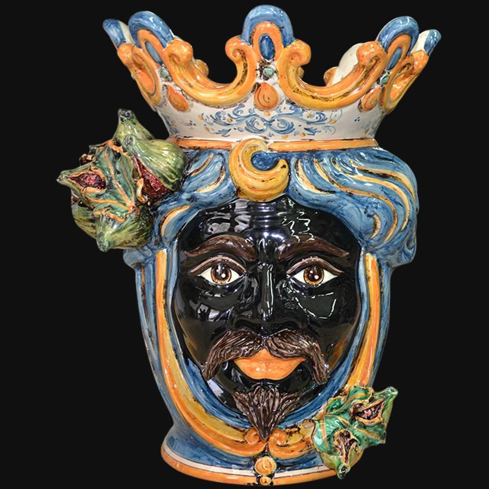 Ceramiche di Caltagirone fatti a mano con maschera nera, corona blu e dettagli colorati