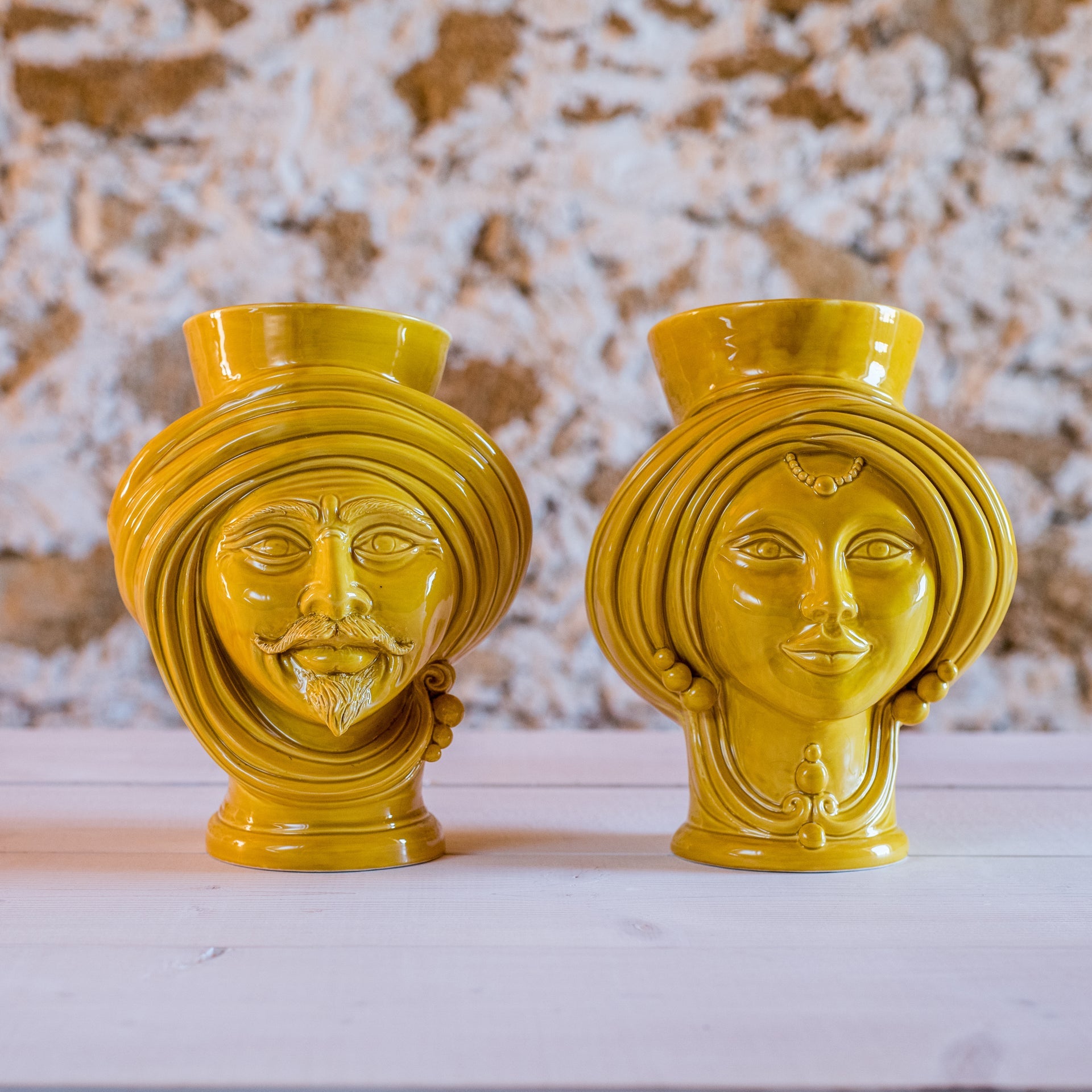 testa-di-moro-uomo-h-30-senape-ceramica-monocromatica-moderna-ceramiche-di-caltagirone-sofia-2_x1920_c9c7a26e-7ccc-4cc2-b4fe-cee7545fb14b - Moorish Head