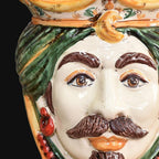 Ceramiche di Caltagirone fatti a mano con volto decorato e colori vivaci