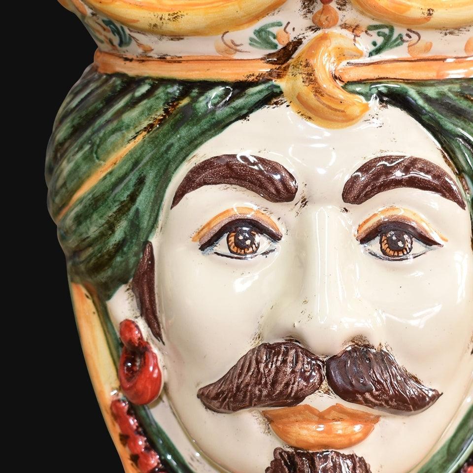 Ceramiche di Caltagirone fatti a mano con volto decorato e colori vivaci