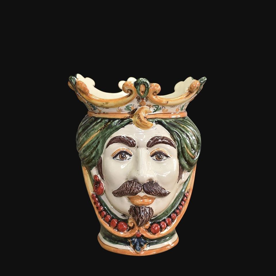 Ceramica di Caltagirone fatta a mano con volto regale e corona, arte tradizionale siciliana