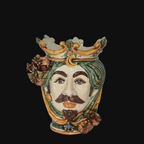 Testa di moro ceramica Caltagirone fatta a mano decorata con corona, foglie e melograni, sullo sfondo mare blu