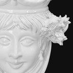 Ceramiche di Caltagirone fatti a mano: vaso bianco con volto femminile e dettagli floreali