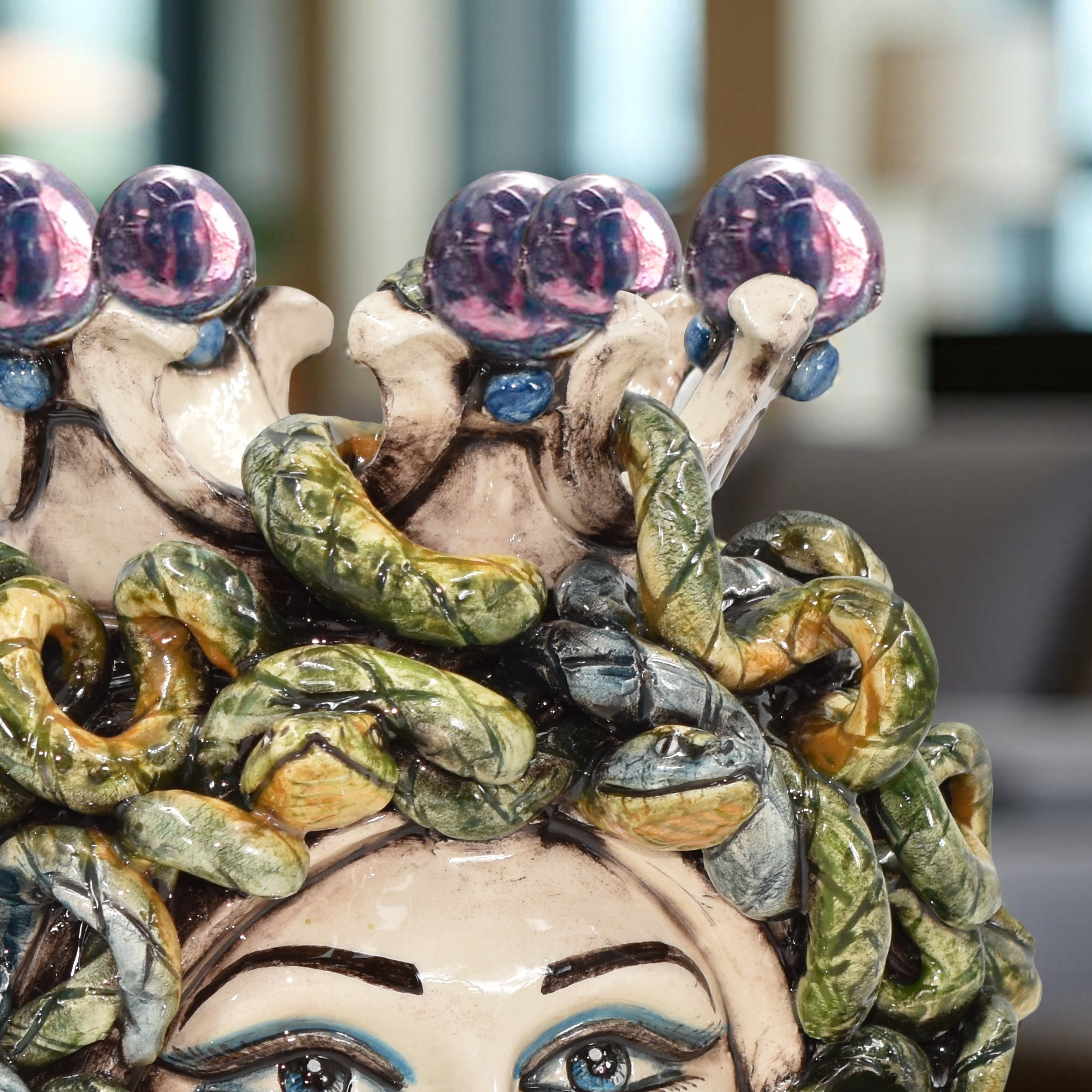 testa-h-25-turbante-medusa-lustro-glicine-ceramiche-di-caltagirone-sofia-2 - Moorish Head