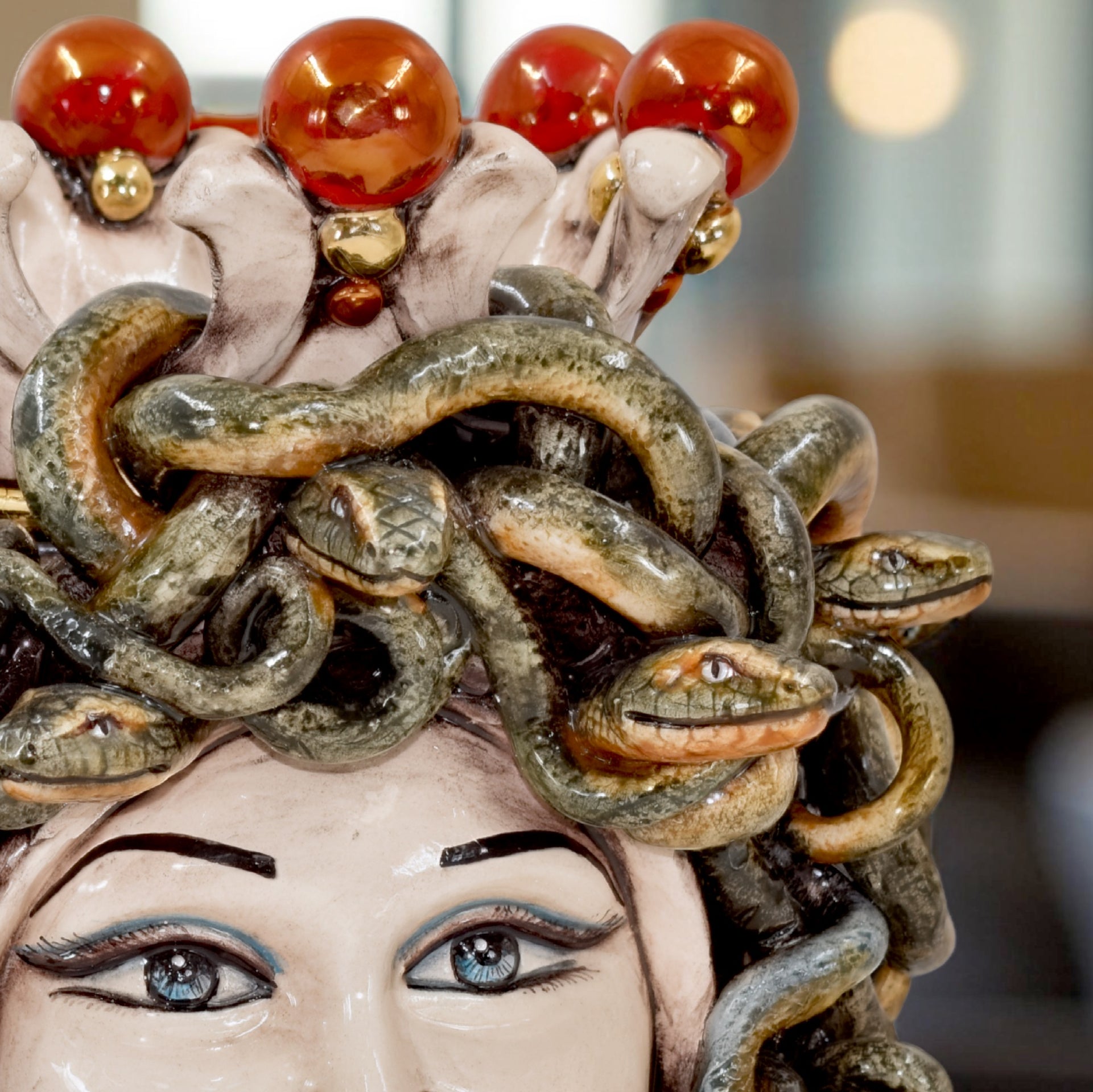testa-h-25-turbante-medusa-madreperla-antichizzato-oro-e-lustri-ceramiche-di-caltagirone-sofia-3_x1920_c67178b8-48cd-4486-9409-5b6aadd8f29a - Moorish Head