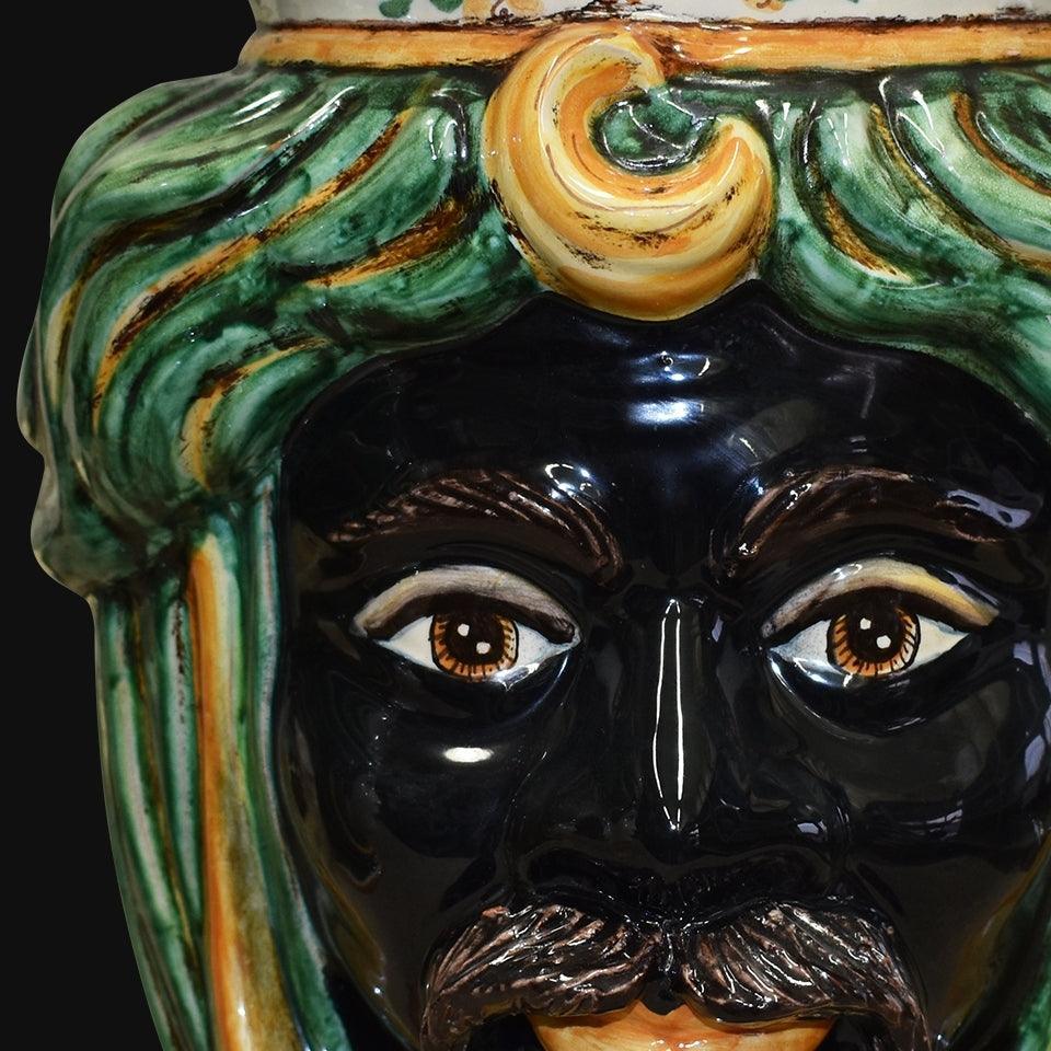 Ceramiche di Caltagirone fatti a mano con volto scuro e capelli verdi, arte tradizionale siciliana