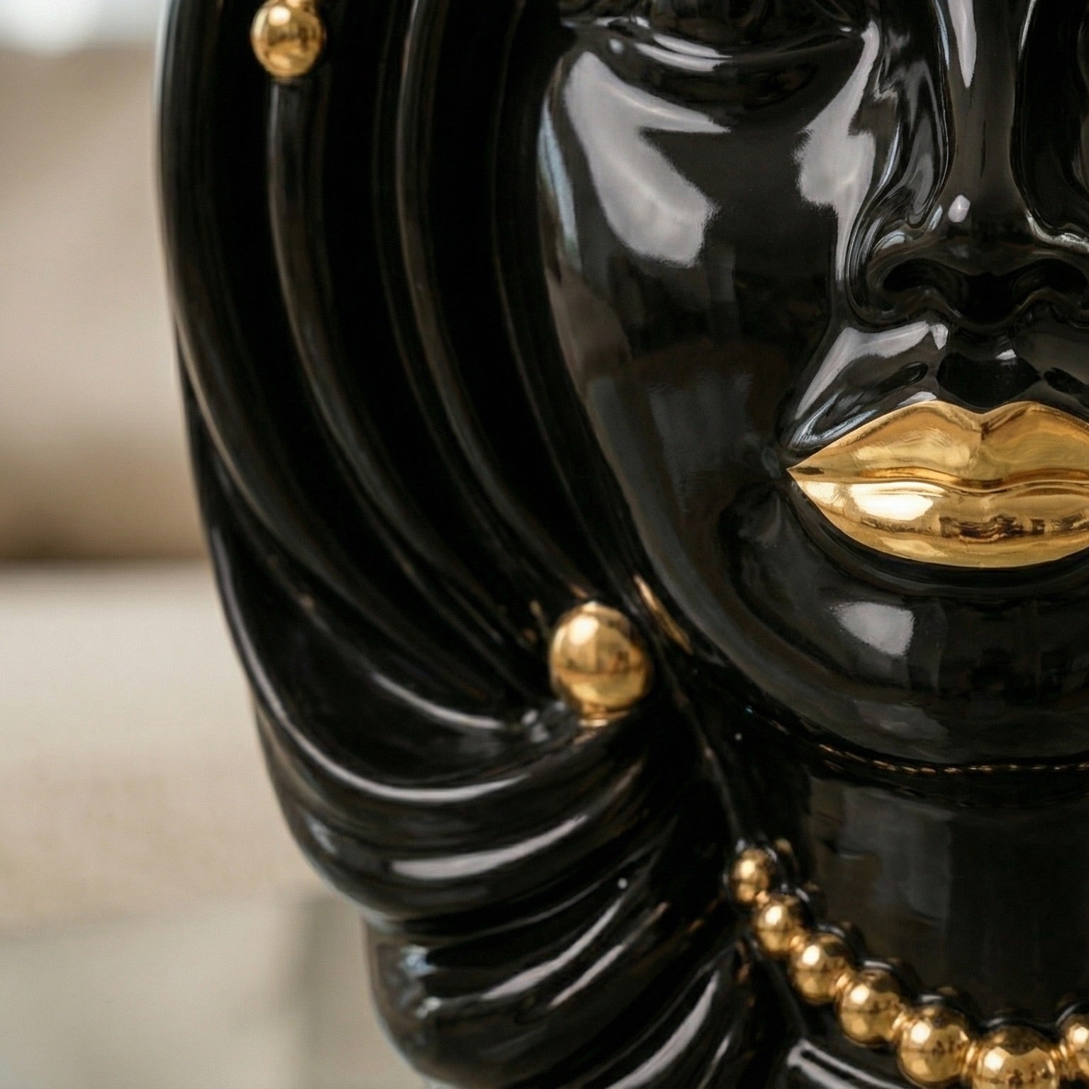 Testa h 38 black/gold s/espressione labbra oro femmina