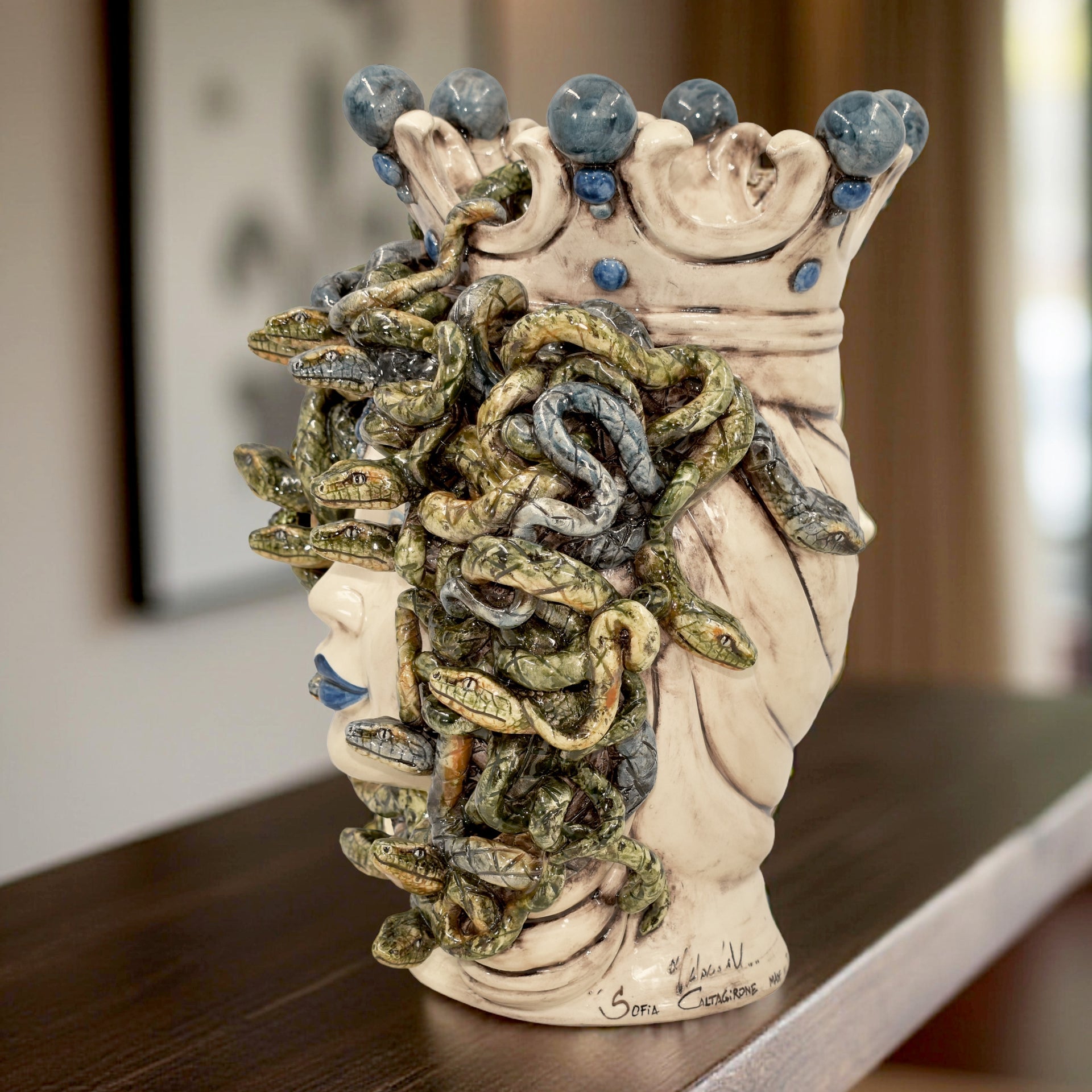 testa-h-38-medusa-madreperla-antichizzato-con-perline-blu-ceramiche-di-caltagirone-sofia-4_x1920_3c087aa9-8bfa-4716-9c21-909ceb35bcc7 - Moorish Head