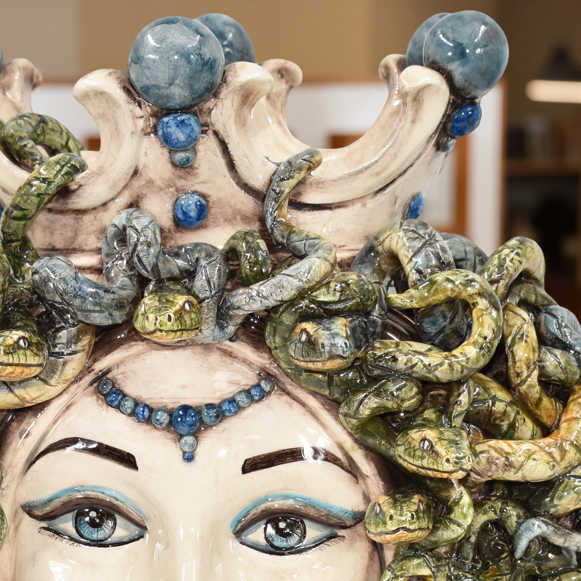 testa-h-38-medusa-madreperla-antichizzato-con-perline-blu-ceramiche-di-caltagirone-sofia-7_x1920_2f27713d-f21b-4e66-9e09-1a7082428c95 - Moorish Head