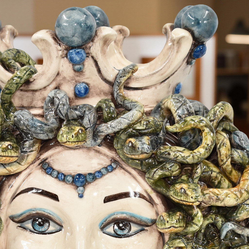 Testa h 38 medusa Madreperla Antichizzato con perline blu - Ceramiche di Caltagirone Sofia