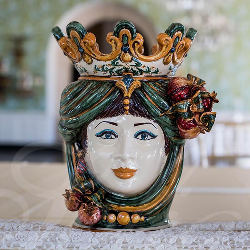 Ceramiche di Caltagirone fatti a mano con corona e frutti, arte tradizionale siciliana