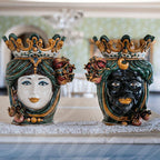 Ceramiche di Caltagirone fatti a mano: volti regali con corone e dettagli colorati, arte tradizionale siciliana