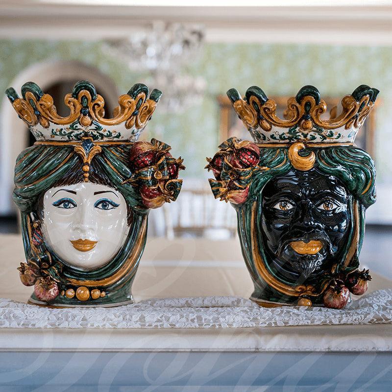 Ceramiche di Caltagirone fatti a mano: volti regali con corone e dettagli colorati, arte tradizionale siciliana