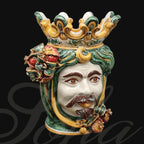 Ceramica di Caltagirone fatta a mano con volto regale, corona e dettagli colorati