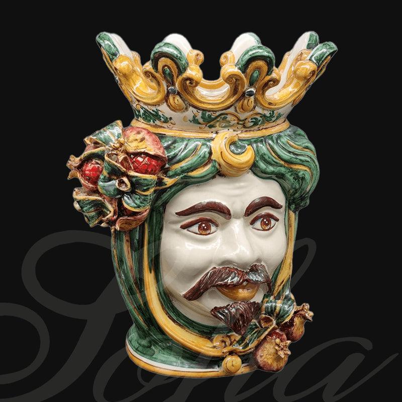 Ceramica di Caltagirone fatta a mano con volto regale, corona e dettagli colorati