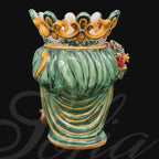 Ceramiche di Caltagirone fatti a mano, vaso decorativo verde e giallo con corona e dettagli artigianali