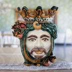 Ceramiche di Caltagirone fatti a mano con volto barbuto e corona, arte tradizionale siciliana