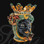 Ceramiche di Caltagirone fatti a mano con volto nero e corona colorata, arte tradizionale siciliana