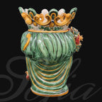 Ceramiche di Caltagirone fatti a mano, vaso verde con decori dorati e corona, arte tradizionale siciliana