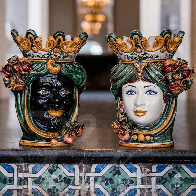Ceramiche di Caltagirone fatti a mano: maschere decorative con corone e dettagli colorati, arte tradizionale siciliana