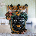 Ceramiche di Caltagirone fatti a mano con volto nero, corona e melograni, arte tradizionale siciliana