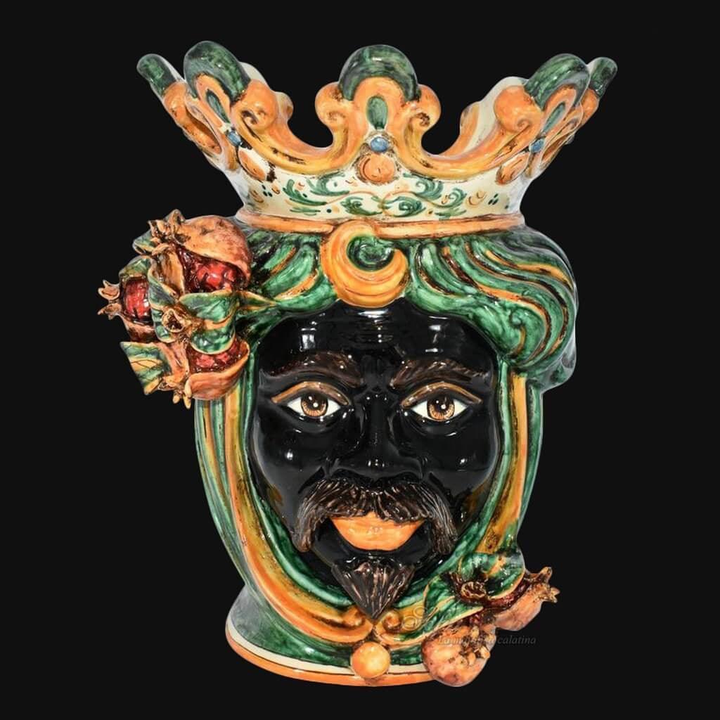 Ceramica di Caltagirone fatta a mano con volto nero, corona e melograni colorati