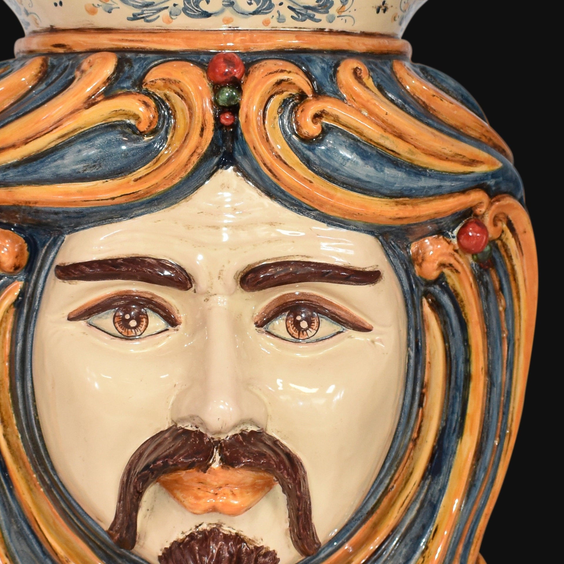 Testa di moro in ceramica di Caltagirone fatta a mano, con dettagli colorati e decorazioni artistiche