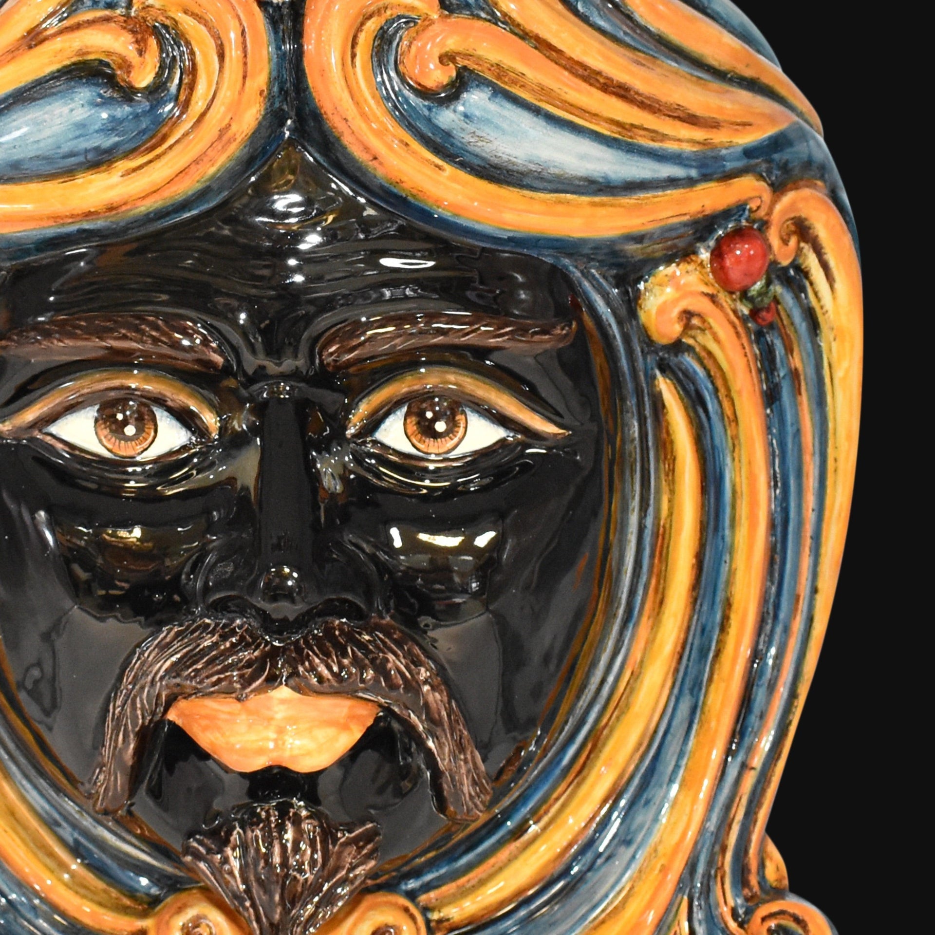 Testa di moro in ceramica di Caltagirone fatta a mano, con dettagli colorati e finitura lucida