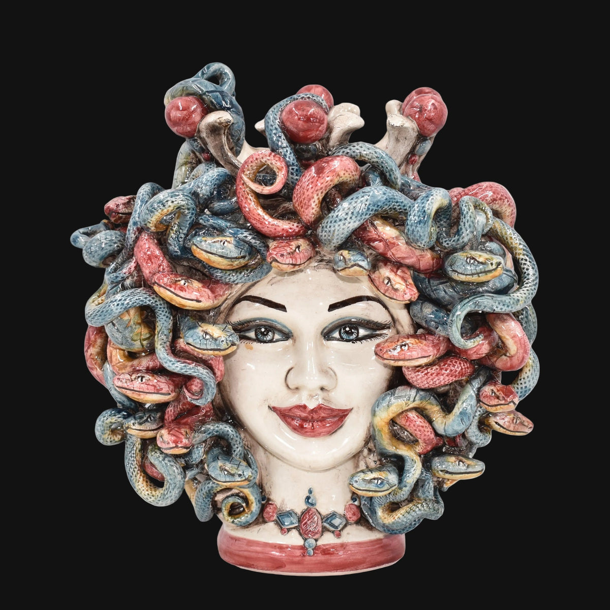 Testa Medusa maschio moro, con Perline Bordeaux, chioma di serpenti. Ceramica siciliana di Caltagirone, Sofia